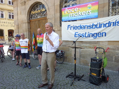 Der Esslinger OB Zieger (einer der Mayors for Peace) spricht zu den Teilnehmer_innen der Veranstaltung
