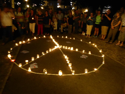 Peace-Zeichen mit Kerzen